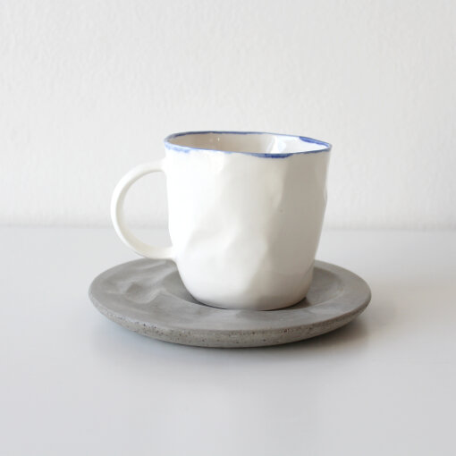 hrnek s betonovým podšálkem